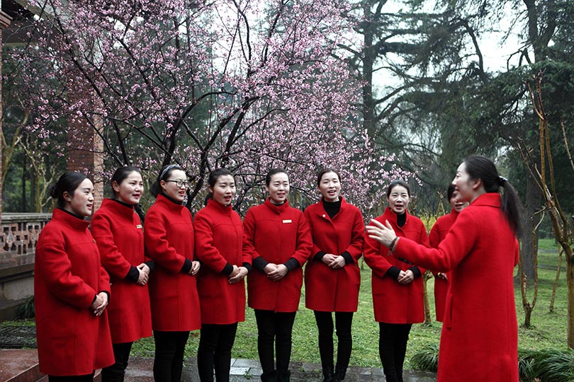 國家二級演員、揚州市文化館社會工作中心主任周倩為船娘們培訓(xùn)揚州小調(diào)